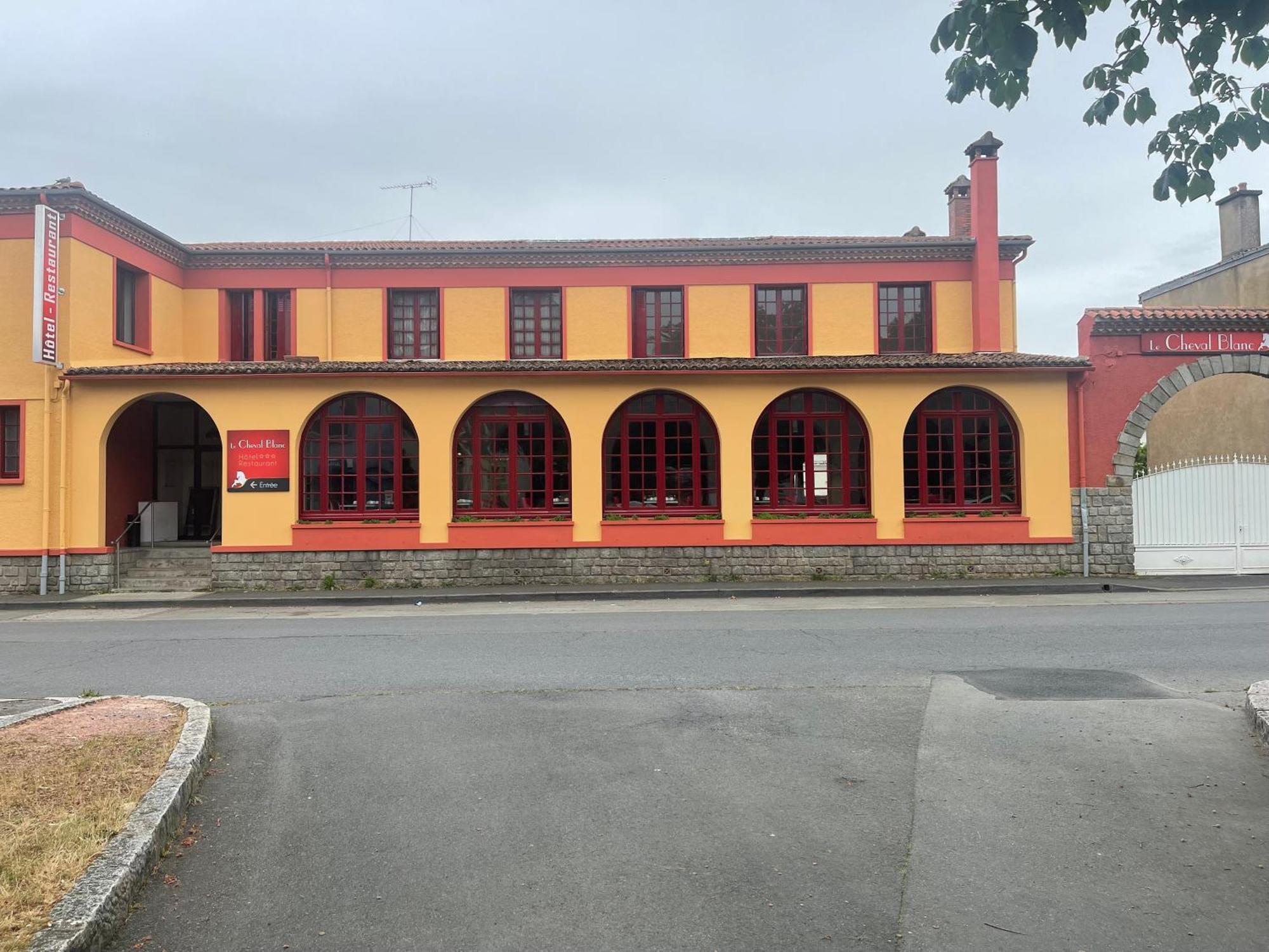 Hotel Du Cheval Blanc Cerizay Exterior photo